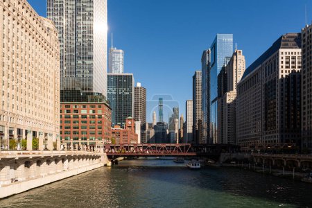 Téléchargez les photos : Paysage urbain de Chicago et bâtiments avec promenade fluviale, architecture du pont de Wells Street et gratte-ciel par une journée ensoleillée. Quartier financier. Illinois, États-Unis, Amérique du Nord - en image libre de droit