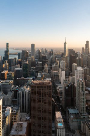 Téléchargez les photos : Chicago skyline avec des immeubles de bureaux, architecture de paysage urbain d'affaires et le lac Michigan et ciel clair. Images aériennes de drones verticaux. Illinois, États-Unis, Amérique du Nord - en image libre de droit
