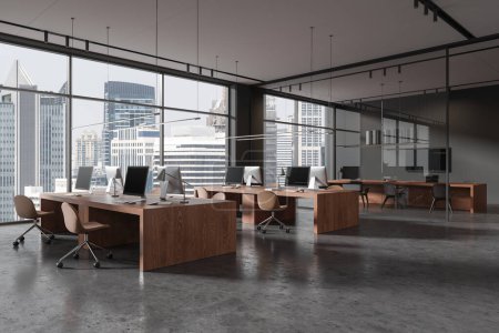 Foto de Interior de elegante oficina de espacio abierto con paredes grises, piso de hormigón, fila de enormes escritorios de ordenador con sillas y sala de reuniones con mesa de conferencias y TV en segundo plano. renderizado 3d - Imagen libre de derechos
