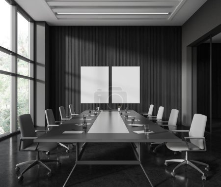 Foto de Interior de la sala de reuniones de madera oscura con tablero, sillas en fila en piso de hormigón negro. Sala de conferencias con ventana panorámica. Dos carteles de lona simulados. Renderizado 3D - Imagen libre de derechos