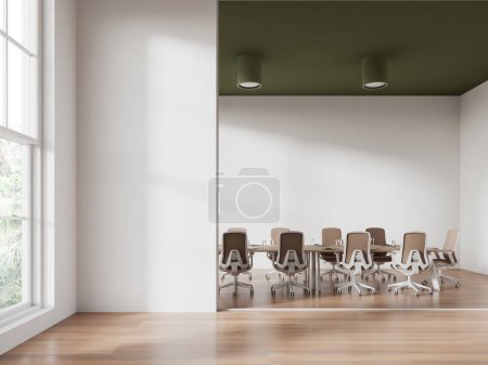 Foto de Interior de la oficina de cristal con sillones y tabla, piso de madera. Espacio de reunión de luz minimalista y ventana panorámica en los trópicos. Mockup copiar espacio en blanco pared. Renderizado 3D - Imagen libre de derechos
