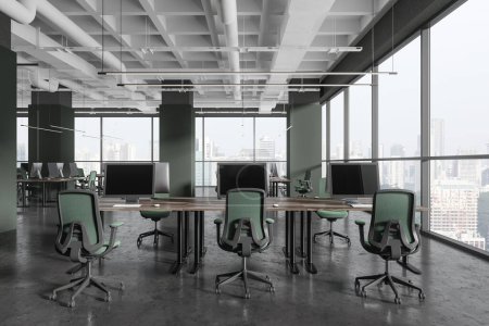 Foto de Interior moderno del lugar de trabajo de la oficina con sillones verdes y escritorio en fila, piso de hormigón gris. Acogedor loft de coworking con columnas y ventana panorámica de los rascacielos de Singapur. Renderizado 3D - Imagen libre de derechos