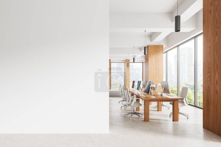 Foto de Interior de oficina de lujo con sillones y ordenadores PC en mesa de madera compartida, suelo de hormigón ligero. Elegante espacio de coworking con ventana panorámica en los rascacielos de Nueva York. Renderizado 3D - Imagen libre de derechos