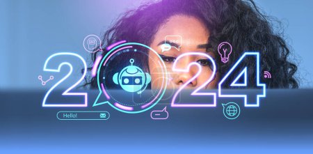 Téléchargez les photos : Femme noire utilisant un ordinateur portable, icône de robot lumineux avec 2024 année, bulles de parole et ampoule double exposition. Concept de communication IA, nouvelle année et innovation - en image libre de droit