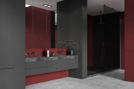 Téléchargez les photos : Vue en angle de l'intérieur de la maison de luxe salle de bain avec double lavabo et douche, sol en béton carrelage gris. Espace de bain rouge et gris avec vanité et miroir avec accessoires. rendu 3D - en image libre de droit