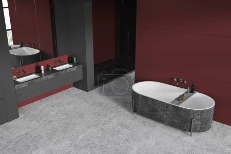 Téléchargez les photos : Vue de dessus de l'intérieur de la salle de bain intérieure sombre et rouge avec baignoire, lavabo et douche. Coin bain avec accessoires, sol carrelage gris et fenêtre panoramique en réflexion. rendu 3D - en image libre de droit