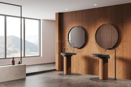 Téléchargez les photos : Vue en angle de l'intérieur de la salle de bain de l'hôtel avec deux lavabos séparés et mélangeur monté, miroirs ronds en rangée. Étagère minimaliste avec cloison en verre et fenêtre panoramique sur la campagne. rendu 3D - en image libre de droit