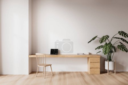 Foto de Interior de la moderna oficina en casa con paredes blancas, suelo de madera, cómoda mesa de madera con ordenador portátil y gran planta en maceta. renderizado 3d - Imagen libre de derechos