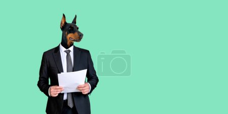 Téléchargez les photos : Portrait de jeune homme d'affaires avec tête de chien tenant des documents et debout sur fond d'espace de copie verte. Concept de paperasserie et de leadership - en image libre de droit