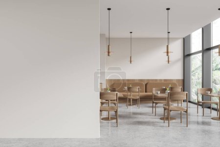 Foto de Interior del restaurante blanco con sillas y mesa de comedor en fila, piso de hormigón ligero. Café minimalista con sofá y ventana panorámica en los trópicos. Mockup copia la partición de pared de espacio. Renderizado 3D - Imagen libre de derechos