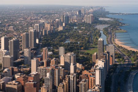 Téléchargez les photos : Gratte-ciels de Chicago, immeubles de bureaux et le lac Michigan littoral, parc de la ville haute séquence de drone aérien. Vue panoramique sur le quartier des affaires. Illinois, États-Unis, Amérique du Nord - en image libre de droit