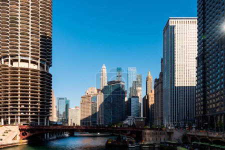 Téléchargez les photos : Chicago River et ses immeubles de bureaux, gratte-ciel et le pont de la rue Dearborn par une journée ensoleillée avec ombre. Quartier centre-ville. Illinois, États-Unis, Amérique du Nord - en image libre de droit