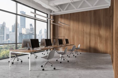 Foto de Interior de moderna oficina de espacio abierto con paredes blancas y de madera, suelo de hormigón, mesas de ordenador largas con sillas grises y ventana panorámica con paisaje urbano. renderizado 3d - Imagen libre de derechos