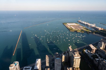 Téléchargez les photos : Vue aérienne du lac Michigan, des gratte-ciel et des rues de Chicago. Drone de quartier financier et horizon. Illinois, États-Unis, Amérique du Nord - en image libre de droit