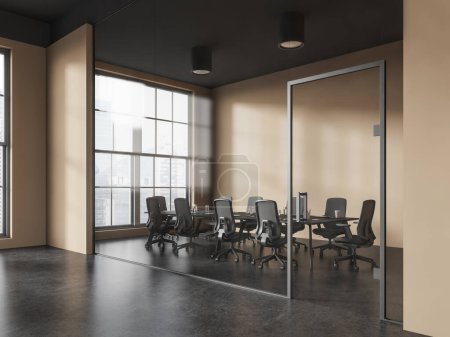 Foto de Interior de elegante salón de oficinas con paredes de color beige y vidrio, suelo de hormigón y acogedora sala de reuniones con mesa de conferencias larga y sillas grises. renderizado 3d - Imagen libre de derechos