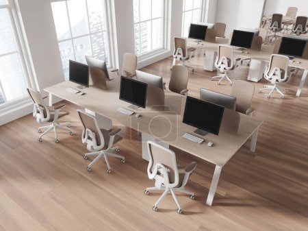 Foto de Vista superior del moderno espacio abierto interior de la oficina con paredes blancas, suelo de madera y filas de mesas de ordenador con sillas beige. renderizado 3d - Imagen libre de derechos