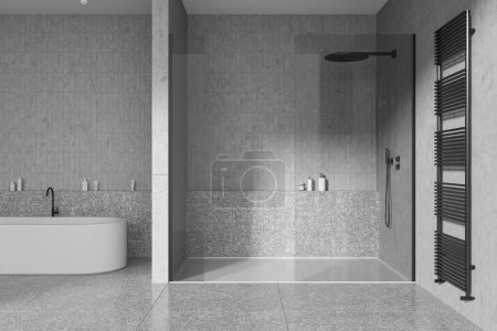 Téléchargez les photos : Intérieur de salle de bain moderne avec baignoire et douche en verre, accessoires et porte-serviettes au mur. Design de salle de bain en béton de luxe dans un appartement moderne. rendu 3D - en image libre de droit