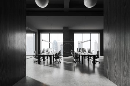 Téléchargez les photos : Intérieur de bureau en bois noir avec chaises et ordinateurs PC sur table partagée, sol en béton gris. Espace de travail d'entreprise moderne avec fenêtre panoramique sur les gratte-ciel de Bangkok. rendu 3D - en image libre de droit