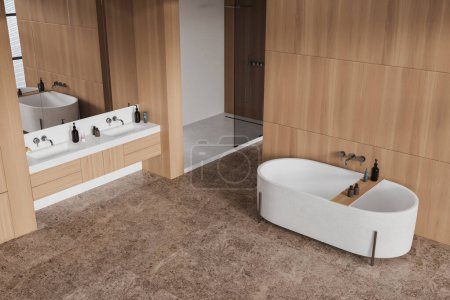 Téléchargez les photos : Vue de dessus de la maison en bois salle de bain intérieure avec baignoire, double lavabo et douche. Coin bain avec accessoires, sol carrelage beige et fenêtre panoramique en réflexion. rendu 3D - en image libre de droit