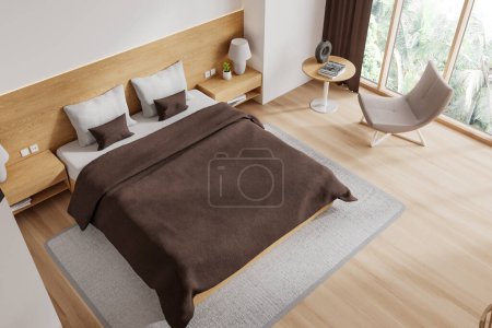 Foto de Vista superior del interior del dormitorio del hotel con cama y chaise longue, alfombra en suelo de madera. Elegante rincón relajante con ventana panorámica en los trópicos. Renderizado 3D - Imagen libre de derechos