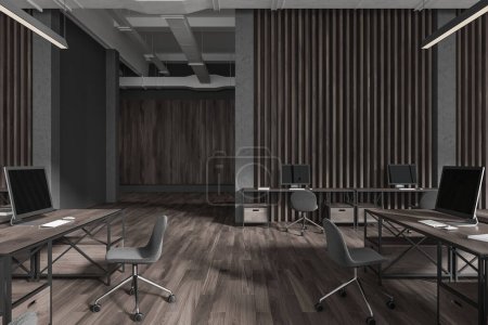 Foto de Interior minimalista de oficina oscura con monitores de PC en el escritorio, espacio de coworking con tecnología en suelo de madera. Espacio de trabajo moderno en el loft empresarial. Renderizado 3D - Imagen libre de derechos