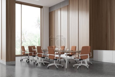 Téléchargez les photos : Intérieur moderne de conférence en bois avec chaises et planche, vue latérale sol en béton gris. Coin de réunion minimaliste et fenêtre panoramique sur les tropiques. rendu 3D - en image libre de droit