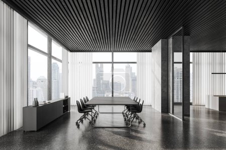 Foto de Interior de la elegante sala de reuniones con paredes grises y de vidrio, suelo de hormigón, mesa de conferencias larga con sillas grises y ventana panorámica. renderizado 3d - Imagen libre de derechos