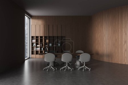 Foto de Interior de la elegante sala de reuniones con paredes grises y de madera, suelo de hormigón, mesa de conferencias larga con sillas grises y librería con carpetas. renderizado 3d - Imagen libre de derechos