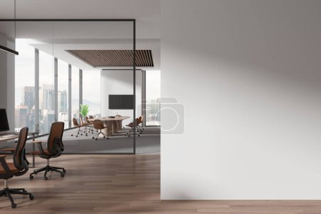 Foto de Moderno interior de oficina con coworking de vidrio y espacio para conferencias, piso de madera. Ventana panorámica de los rascacielos Kuala Lumpur. Mockup partición de pared vacía. Renderizado 3D - Imagen libre de derechos