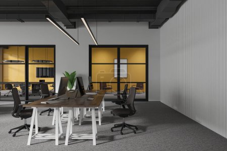 Foto de Moderno interior de oficina con coworking y espacio para conferencias, sala de cristal con mesa de reuniones y sillas con zona de relax. Ordenadores PC en el escritorio en fila. Renderizado 3D - Imagen libre de derechos