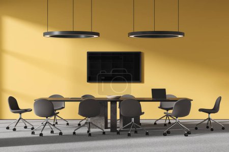 Foto de Interior amarillo brillante de la reunión con sillas y tablero, exhibición de la TV en la pared. Zona de conferencias con ordenador portátil en la mesa y dos lámparas colgantes redondas led. Renderizado 3D - Imagen libre de derechos