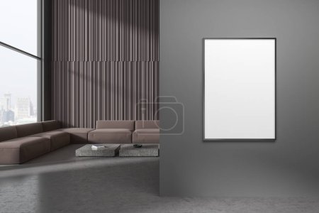 Foto de Oscura casa moderna sala de estar interior con sofá, mesa de centro en el suelo de hormigón gris. Zona de frío y ventana panorámica de los rascacielos de Singapur. Simular cartel de lona en la partición. Renderizado 3D - Imagen libre de derechos
