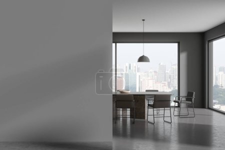 Foto de Hogar oscuro salón interior con mesa y sillas, suelo de hormigón gris. Área minimalista para comer o relajarse con ventana panorámica a Singapur. Mockup copia espacio vacío de la pared. Renderizado 3D - Imagen libre de derechos