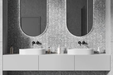 Foto de Interior de baño moderno con paredes blancas, doble lavabo de pie sobre mostrador blanco y dos espejos ovalados colgando por encima de ella. renderizado 3d - Imagen libre de derechos