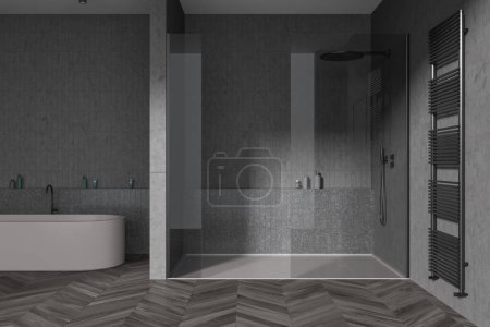 Téléchargez les photos : Intérieur sombre de la salle de bain de l'hôtel avec baignoire et douche en verre, accessoires et porte-serviettes sur le mur. Design élégant de salle de bain avec plancher de bois franc. rendu 3D - en image libre de droit