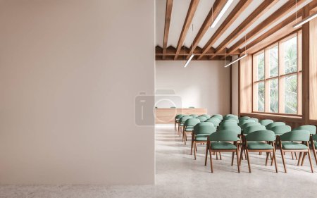 Foto de Interior de la moderna sala de conferencias con paredes blancas, suelo de hormigón, filas de sillas de estudiantes verdes y mesa de profesores de madera. Copia la pared del espacio a la izquierda. renderizado 3d - Imagen libre de derechos