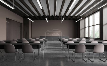 Foto de Interior de la elegante sala de conferencias con paredes marrones, piso de hormigón, filas de escritorios con sillas marrones y mesa de profesores de madera oscura. renderizado 3d - Imagen libre de derechos