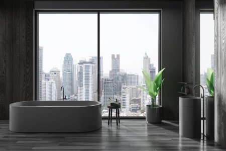Téléchargez les photos : Intérieur sombre de la salle de bain avec baignoire et lavabo avec mélangeur monté, plancher de bois franc. Salle de bain avec accessoires et fenêtre panoramique sur les gratte-ciel de Bangkok. rendu 3D - en image libre de droit
