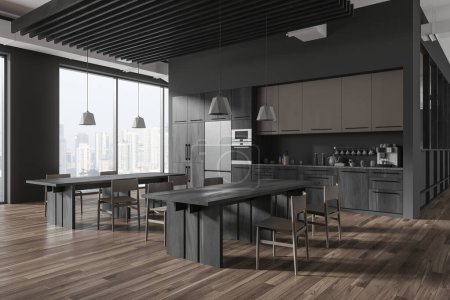 Téléchargez les photos : Intérieur de cuisine de bureau sombre avec tables et chaises en bois noir en rangée, vue latérale plancher de bois franc. Armoire de cuisine avec réfrigérateur et fenêtre panoramique sur les gratte-ciel de Singapour. rendu 3D - en image libre de droit