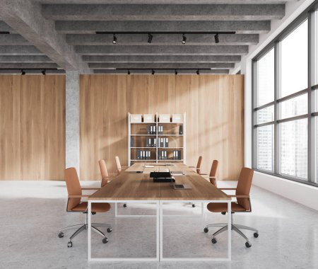 Foto de Interior de la moderna sala de reuniones con paredes blancas y de madera, suelo de hormigón, mesa de conferencias larga con sillas naranjas y librería con carpetas. renderizado 3d - Imagen libre de derechos
