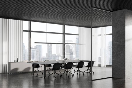 Foto de Esquina de la elegante sala de reuniones con paredes grises y de vidrio, suelo de hormigón, mesa de conferencias larga con sillas grises y ventana panorámica. renderizado 3d - Imagen libre de derechos