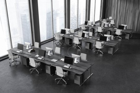 Téléchargez les photos : Vue de dessus du bureau élégant à aire ouverte avec des murs gris et en bois, sol en béton et rangée de bureaux d'ordinateur avec des chaises blanches. Rendu 3d - en image libre de droit