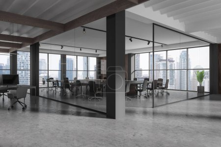 Foto de Esquina de la elegante sala de reuniones con paredes grises y de vidrio, piso de hormigón, mesa de conferencias y oficina de espacio abierto junto a ella. renderizado 3d - Imagen libre de derechos
