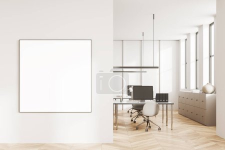 Foto de Interior de la moderna oficina de espacio abierto con paredes blancas, suelo de madera, fila de escritorios de ordenador con sillas y mofa cuadrada para arriba cartel. renderizado 3d - Imagen libre de derechos