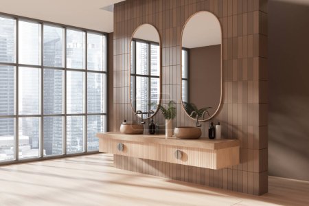 Téléchargez les photos : Luxe hôtel carrelage beige salle de bain intérieure avec double lavabo, vue latérale vanité avec accessoires et deux miroirs ovales. Coin baignade moderne et fenêtre panoramique sur les gratte-ciel de Singapour. rendu 3D - en image libre de droit