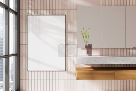 Foto de Interior del baño del hotel moderno rosa con lavabo y espejo, tocador con accesorios minimalistas y ventana panorámica en rascacielos. Mockup copiar espacio cartel de lona. Renderizado 3D - Imagen libre de derechos