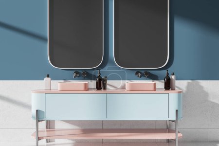 Téléchargez les photos : Intérieur moderne de salle de bain d'hôtel bleu et rose avec double lavabo, accessoires de bain et cosmétiques sur la vanité. Zone de baignade dans un appartement élégant. rendu 3D - en image libre de droit