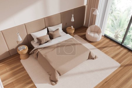 Foto de Vista superior del interior del dormitorio moderno con cama en alfombra, sillón y mesita de noche con decoración. Relájese esquina con ventana panorámica en los trópicos. Renderizado 3D - Imagen libre de derechos
