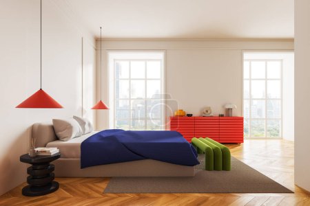 Foto de Colorido interior moderno dormitorio con cama y banco en la alfombra, aparador con decoración. Relájese o duerma con ventana panorámica en los rascacielos de Bangkok. Renderizado 3D - Imagen libre de derechos