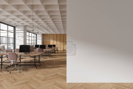 Téléchargez les photos : Intérieur du bureau à aire ouverte avec murs blancs et en bois, plancher en bois, rangées de tables d'ordinateur avec chaises beige et mur d'espace de copie sur la droite. Rendu 3d - en image libre de droit